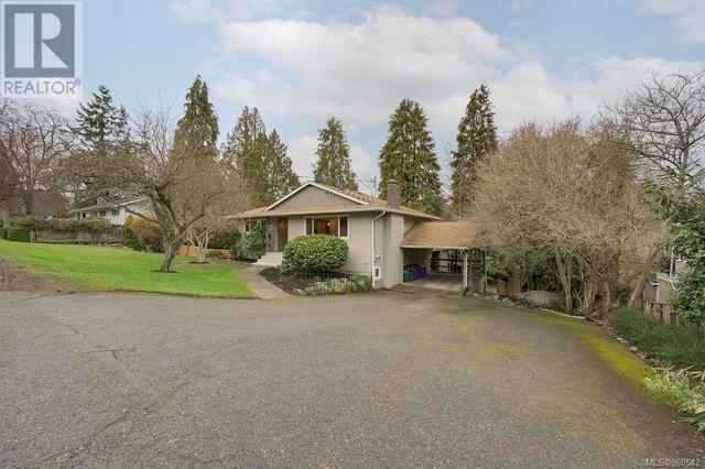 3945 Shorncliffe Rd, House detached with 6 bedrooms, 2 bathrooms and 5 parking in Saanich BC | Image 38