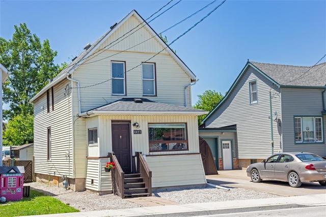 4471 First Avenue, House detached with 3 bedrooms, 2 bathrooms and null parking in Niagara Falls ON | Image 2