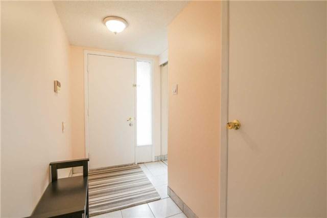 19 Mccallum Crt, Townhouse with 3 bedrooms, 2 bathrooms and 2 parking in Brampton ON | Image 2