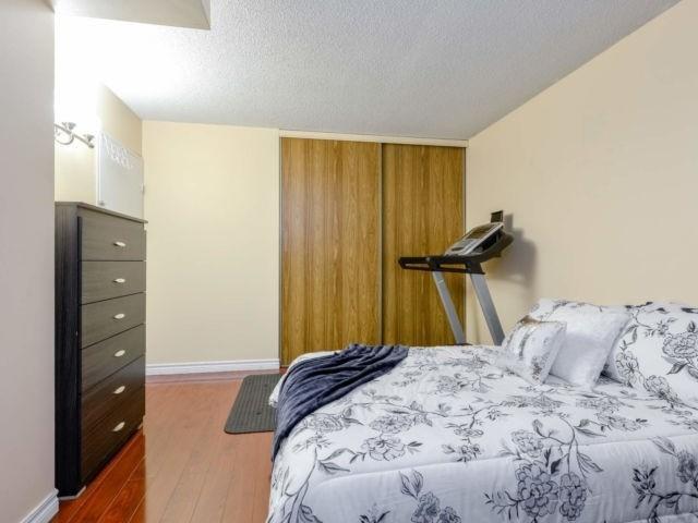 1211 - 4 Lisa St W, Condo with 3 bedrooms, 2 bathrooms and 2 parking in Brampton ON | Image 9