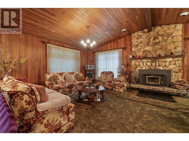 7133 Lucerne Beach Road, House detached with 3 bedrooms, 2 bathrooms and 2 parking in Columbia Shuswap F BC | Image 9