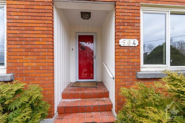 564 Highcroft Avenue, House detached with 6 bedrooms, 4 bathrooms and 3 parking in Ottawa ON | Image 3