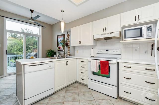 1816 Hialeah Drive, Townhouse with 3 bedrooms, 2 bathrooms and 3 parking in Ottawa ON | Image 16