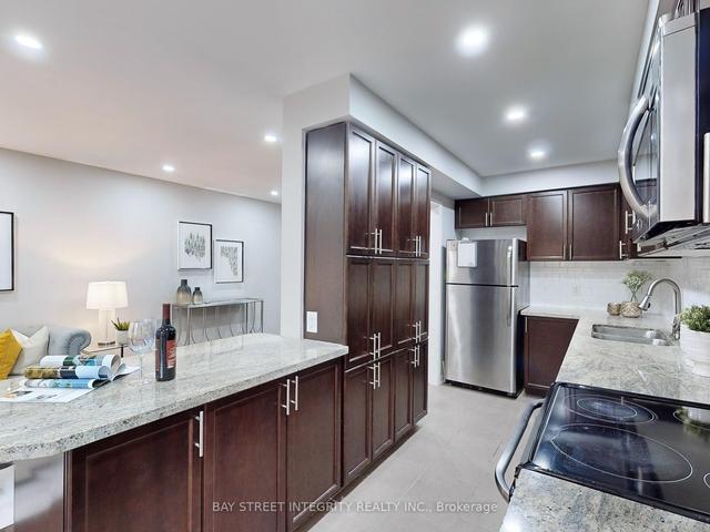 17 Winn Pl, Townhouse with 3 bedrooms, 4 bathrooms and 2 parking in Aurora ON | Image 2