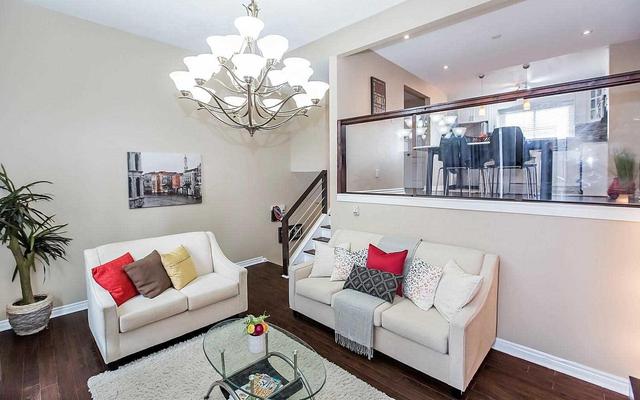81 Darras Crt, Townhouse with 3 bedrooms, 2 bathrooms and 2 parking in Brampton ON | Image 5