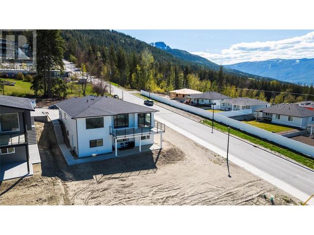 1021 16 Avenue Se, House detached with 6 bedrooms, 3 bathrooms and 2 parking in Salmon Arm BC | Image 5