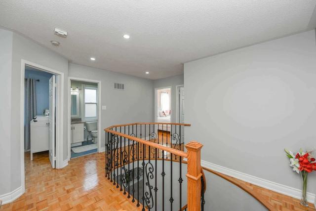19 Cedarvalley Blvd, House attached with 4 bedrooms, 3 bathrooms and 4 parking in Brampton ON | Image 11