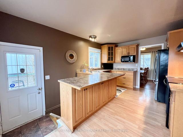 25 Mcfee St, House detached with 3 bedrooms, 2 bathrooms and 4 parking in Belleville ON | Image 2