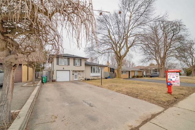 30 Flowertown Ave, House detached with 3 bedrooms, 2 bathrooms and 5 parking in Brampton ON | Image 1