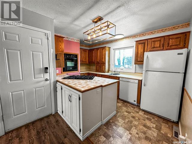 60 South Railway Street W, House detached with 4 bedrooms, 2 bathrooms and null parking in Swift Current SK | Image 3