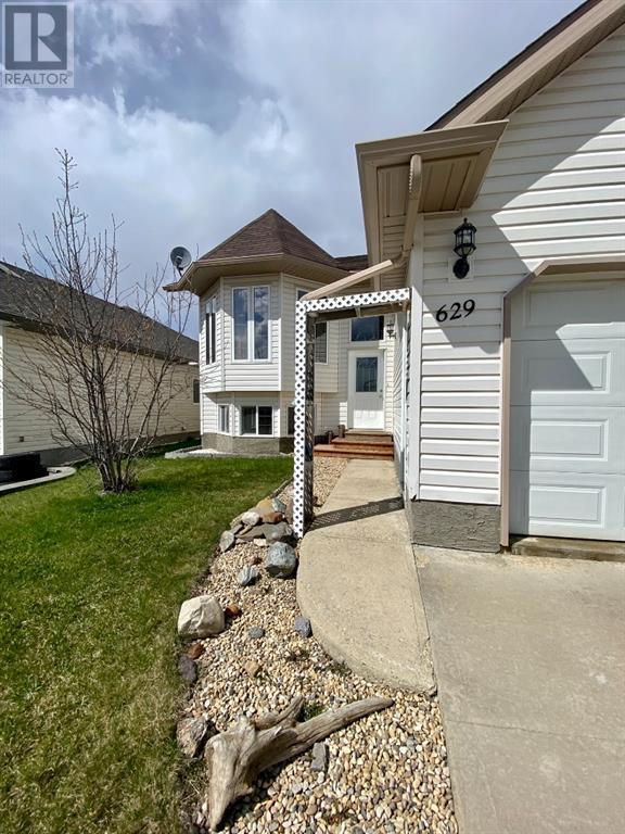 629 6a Street, House detached with 4 bedrooms, 3 bathrooms and 4 parking in Beaverlodge AB | Image 2