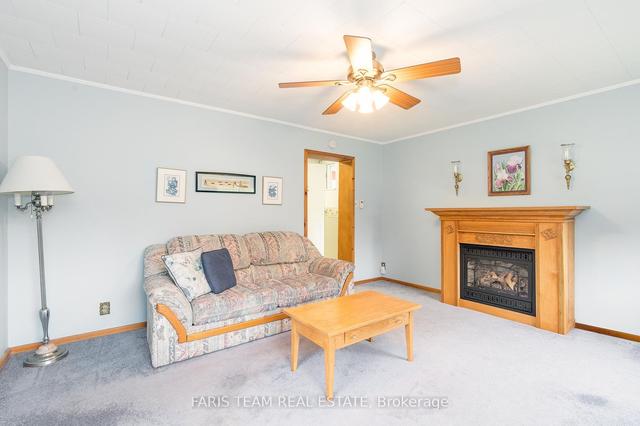 303 Ouida St, House detached with 2 bedrooms, 1 bathrooms and 3 parking in Tay ON | Image 3