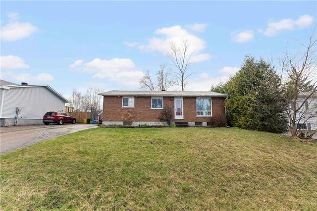 1112 Boundary Road W, House detached with 5 bedrooms, 2 bathrooms and 3 parking in Pembroke ON | Image 2