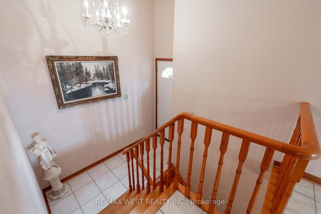 8 Marker Crt, House detached with 3 bedrooms, 2 bathrooms and 8 parking in Toronto ON | Image 13