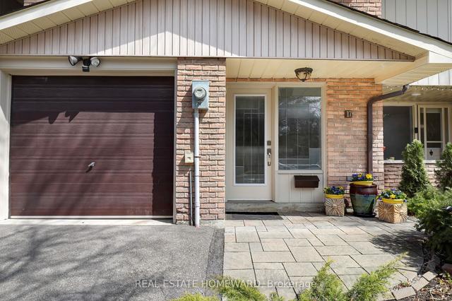 17 Poplar Cres, Townhouse with 3 bedrooms, 2 bathrooms and 3 parking in Aurora ON | Image 1