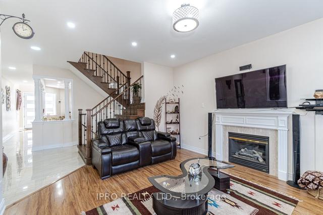 8 Gallpoint Cres, House detached with 4 bedrooms, 4 bathrooms and 6 parking in Brampton ON | Image 2