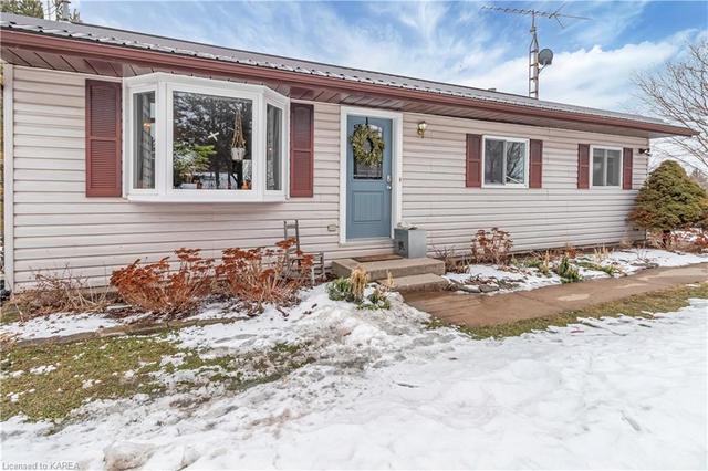 3657 Round Lake Road, House detached with 3 bedrooms, 2 bathrooms and 3 parking in South Frontenac ON | Image 2