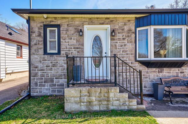 23 Fraser Ave, House detached with 2 bedrooms, 2 bathrooms and 2 parking in Brampton ON | Image 23