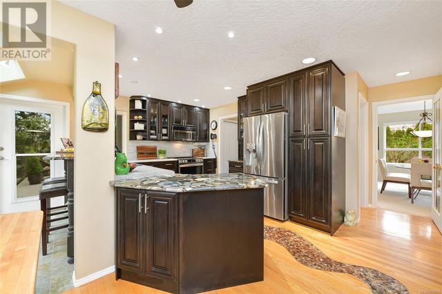 6782 Greig Crt, House detached with 3 bedrooms, 4 bathrooms and 6 parking in Central Saanich BC | Image 14