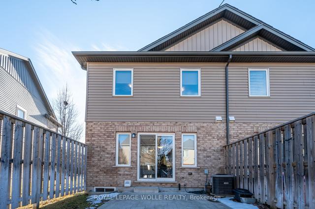 71 Arlington Cres, Townhouse with 3 bedrooms, 3 bathrooms and 2 parking in Guelph ON | Image 27
