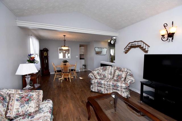 700 Nancy Rd, House detached with 2 bedrooms, 3 bathrooms and 4 parking in Fort Erie ON | Image 3