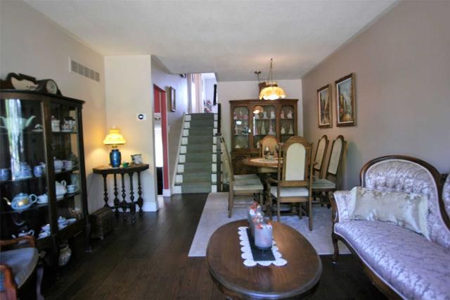 2446 Barcella Cres, House semidetached with 4 bedrooms, 2 bathrooms and 3 parking in Mississauga ON | Image 2