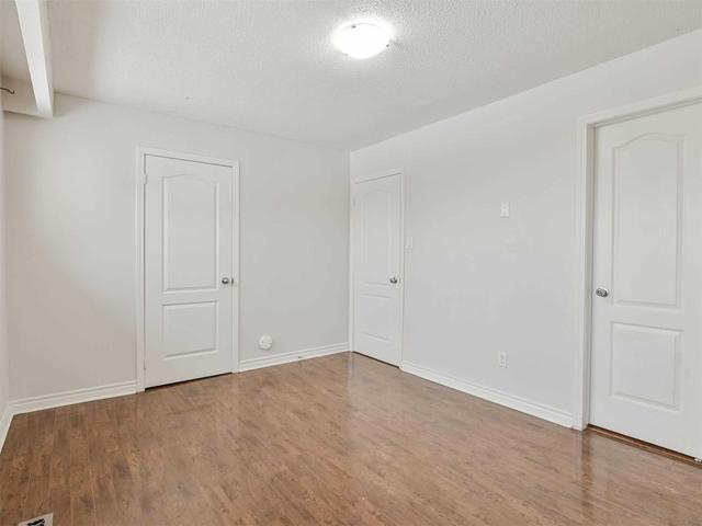40 Collins Cres, Townhouse with 3 bedrooms, 3 bathrooms and 2 parking in Brampton ON | Image 2