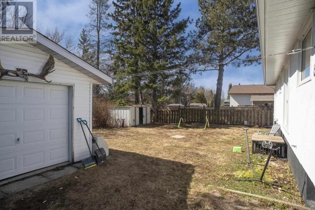233 Carl Ave, House detached with 4 bedrooms, 2 bathrooms and null parking in Thunder Bay ON | Image 3