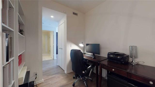 5010 - 1 Bloor St E, Condo with 1 bedrooms, 2 bathrooms and 0 parking in Toronto ON | Image 3