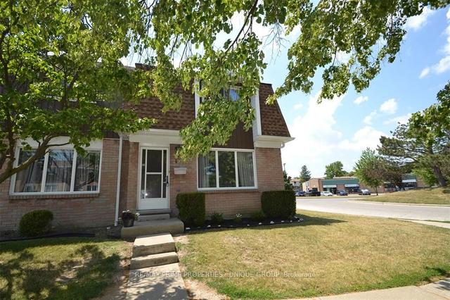 1 - 82 Finch Dr, Townhouse with 2 bedrooms, 2 bathrooms and 1 parking in Sarnia ON | Image 1