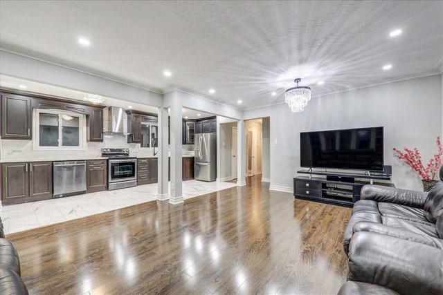 10 Blakemanor Blvd, House detached with 3 bedrooms, 2 bathrooms and 3 parking in Toronto ON | Image 2