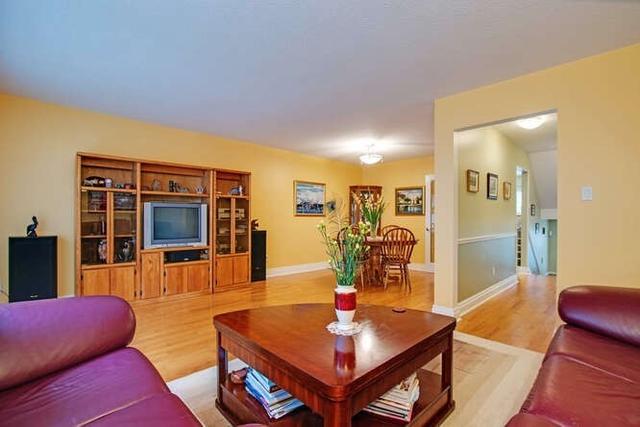 352 Simonston Blvd, Townhouse with 3 bedrooms, 3 bathrooms and 2 parking in Markham ON | Image 2