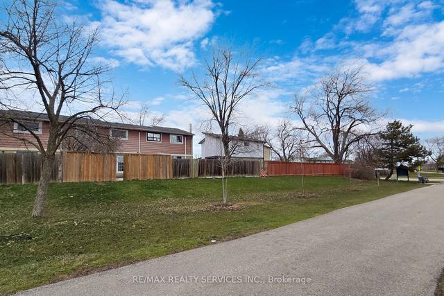 9 Greenhills Sq, House attached with 3 bedrooms, 1 bathrooms and 3 parking in Brampton ON | Image 32