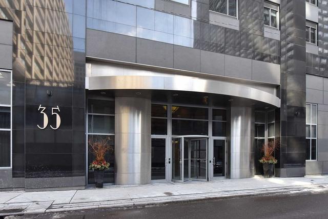 1606 - 35 Balmuto St, Condo with 2 bedrooms, 2 bathrooms and 1 parking in Toronto ON | Image 1