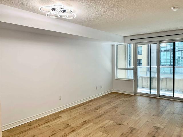 409 - 270 Wellington St W, Condo with 2 bedrooms, 1 bathrooms and 1 parking in Toronto ON | Image 3