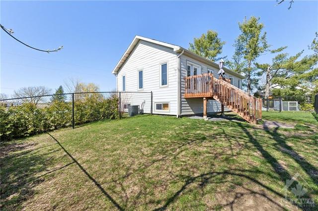 2824 St Pascal Road, House detached with 3 bedrooms, 2 bathrooms and 6 parking in Clarence Rockland ON | Image 24