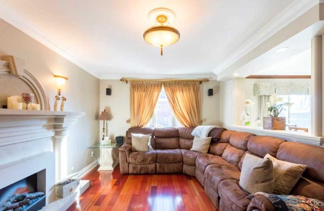 57 Royal Garden Blvd, House detached with 4 bedrooms, 3 bathrooms and 3 parking in Vaughan ON | Image 2
