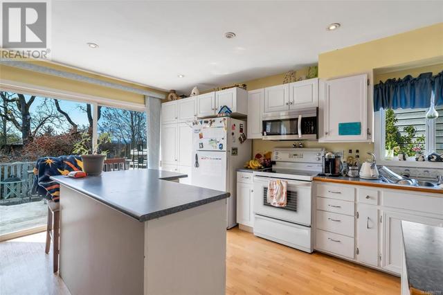4064 Livingstone Ave N, House detached with 3 bedrooms, 2 bathrooms and 2 parking in Saanich BC | Image 5