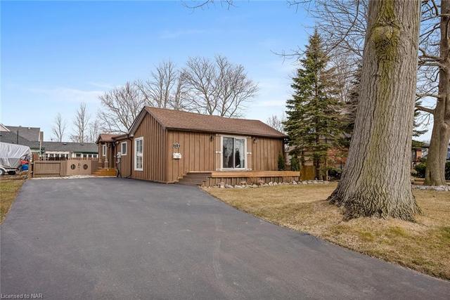 712 Lakeshore Drive, House detached with 3 bedrooms, 1 bathrooms and 4 parking in Fort Erie ON | Image 2