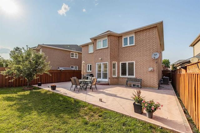 11 Calabria Crt, House detached with 4 bedrooms, 4 bathrooms and 6 parking in Vaughan ON | Image 32