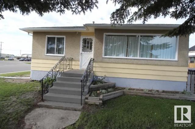 4761 50 Av, House detached with 5 bedrooms, 2 bathrooms and null parking in Vegreville AB | Image 25