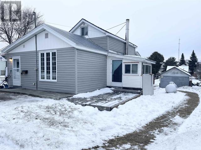 46 Queen St, House detached with 2 bedrooms, 1 bathrooms and null parking in Chapleau ON | Image 2