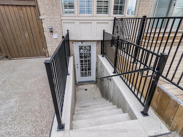 37 Young Dr, House detached with 4 bedrooms, 5 bathrooms and 6 parking in Brampton ON | Image 11