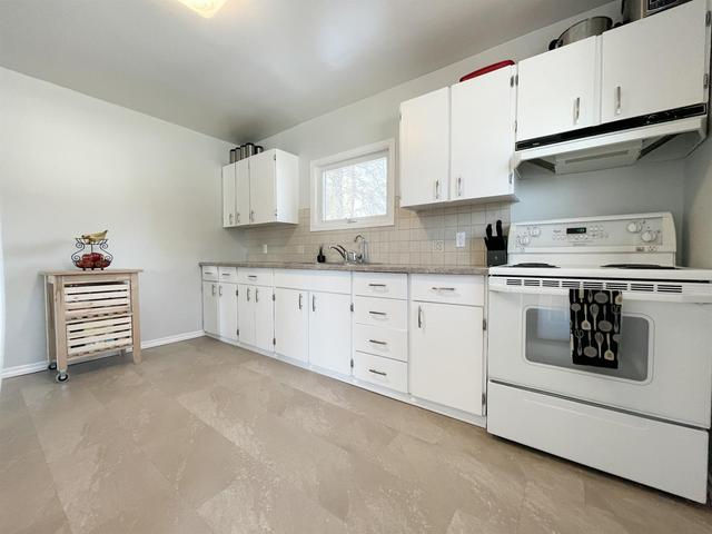 818 9th Avenue, House detached with 2 bedrooms, 1 bathrooms and 4 parking in Wainwright AB | Image 2
