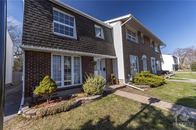 1381 Cahill Drive, Townhouse with 3 bedrooms, 2 bathrooms and 1 parking in Ottawa ON | Image 2