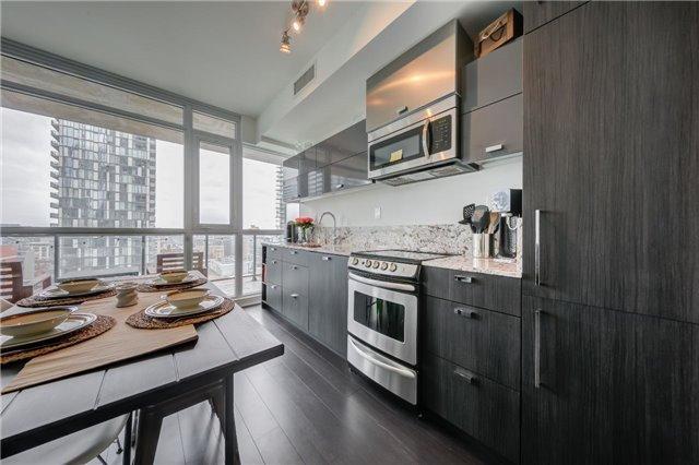 1701 - 290 Adelaide St W, Condo with 2 bedrooms, 1 bathrooms and 1 parking in Toronto ON | Image 7