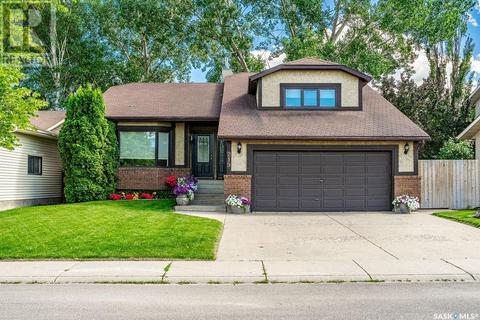 219 Benesh Crescent, House detached with 5 bedrooms, 3 bathrooms and null parking in Saskatoon SK | Card Image