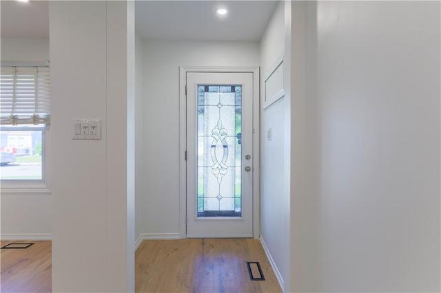 19 East 33rd Street, House detached with 2 bedrooms, 1 bathrooms and 3 parking in Hamilton ON | Image 2