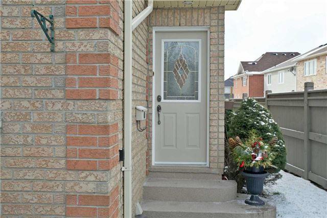 80 Mccleave Cres, House attached with 3 bedrooms, 3 bathrooms and 4 parking in Brampton ON | Image 2