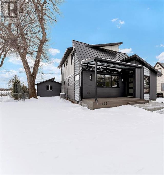 227 12 Street Se, House detached with 3 bedrooms, 2 bathrooms and 3 parking in Medicine Hat AB | Image 2
